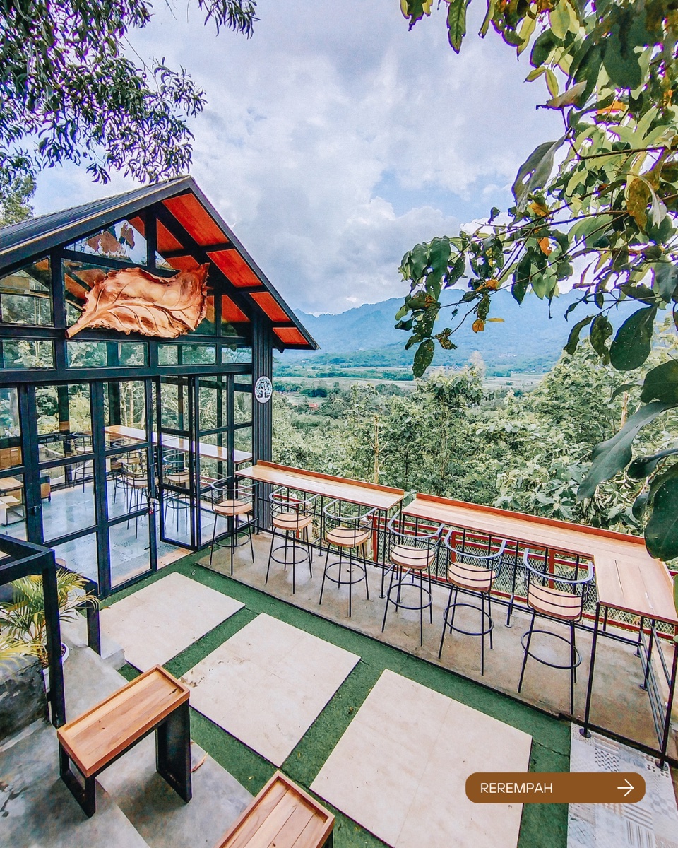 Area semi outdoor dan rooftop Kedai Bukit Rhema