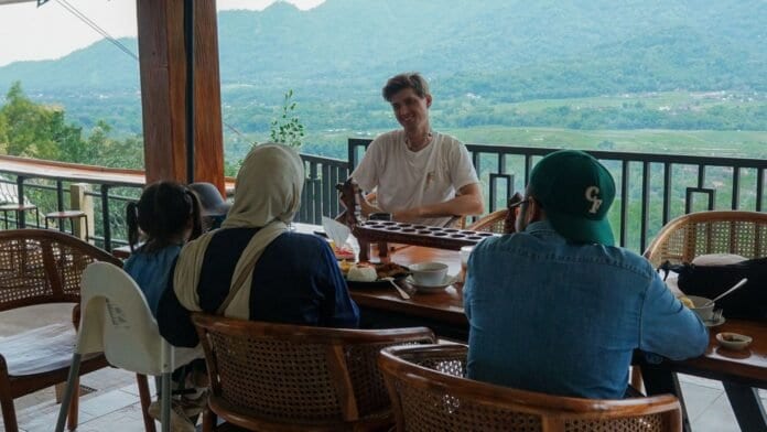 Ceto Resto Lounge Borobudur: Resto Heritage untuk Makan Santai Dekat Candi - suasana dan menu pendukung