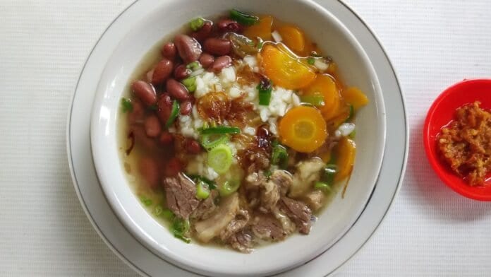 Senerek Bu Atmo Magelang: Sop Kacang Merah Legendaris yang Wajib Dicoba - suasana dan menu pendukung