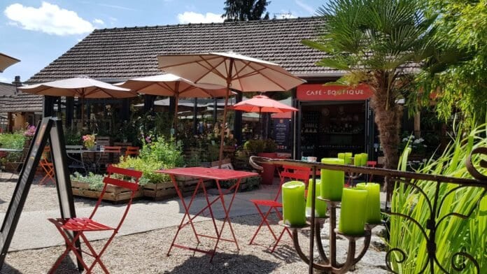 New Kebon Tebu Magelang: Resto Cafe untuk Makan Keluarga dan Nongkrong - suasana dan menu pendukung