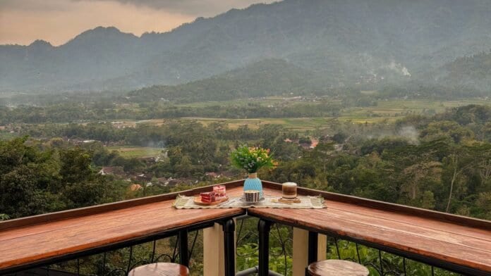 Brunch di Borobudur: 5 Cafe untuk Makan Pagi Santai Setelah Wisata - suasana dan menu pendukung