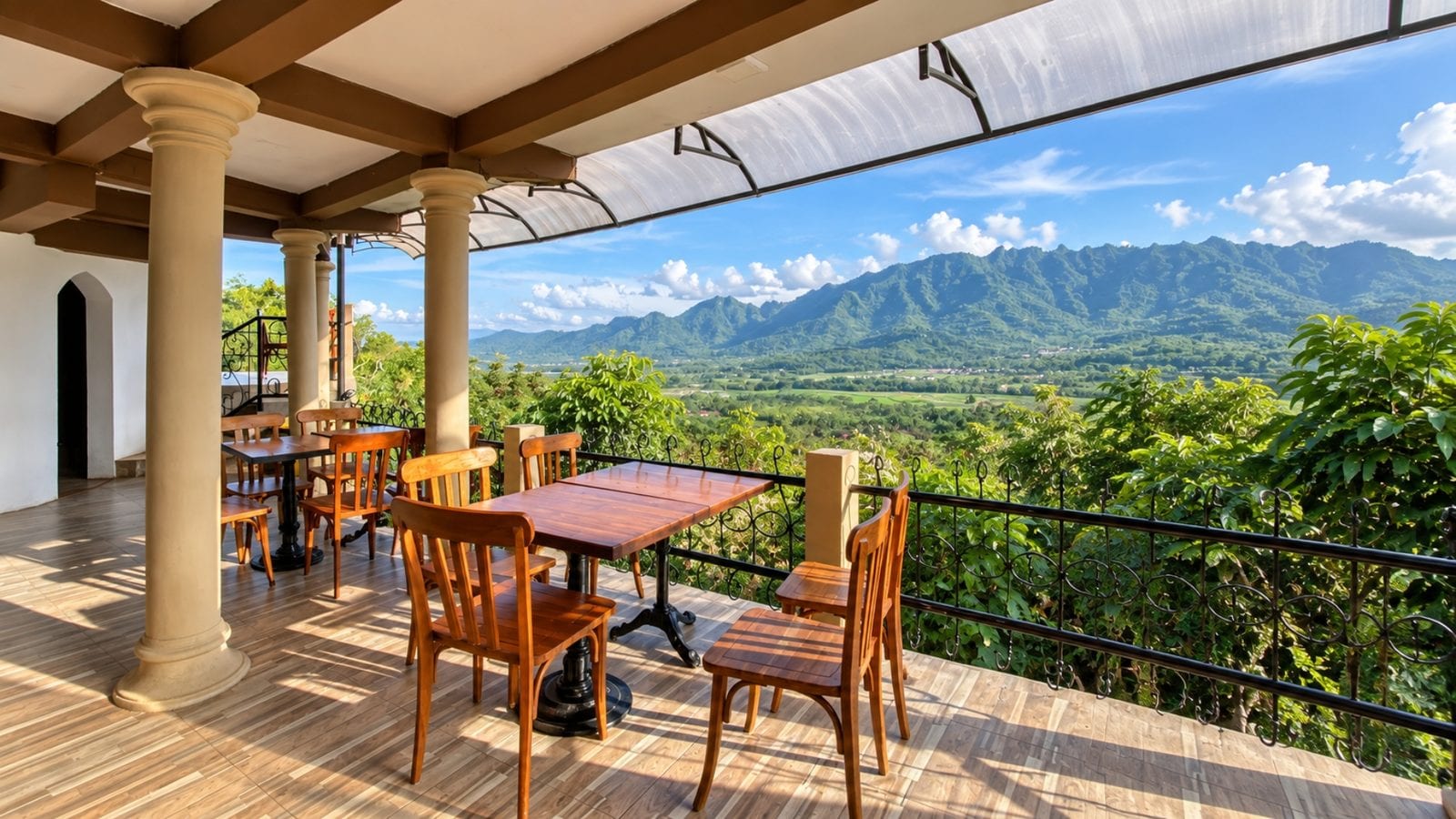Area duduk outdoor cafe Borobudur menghadap sawah