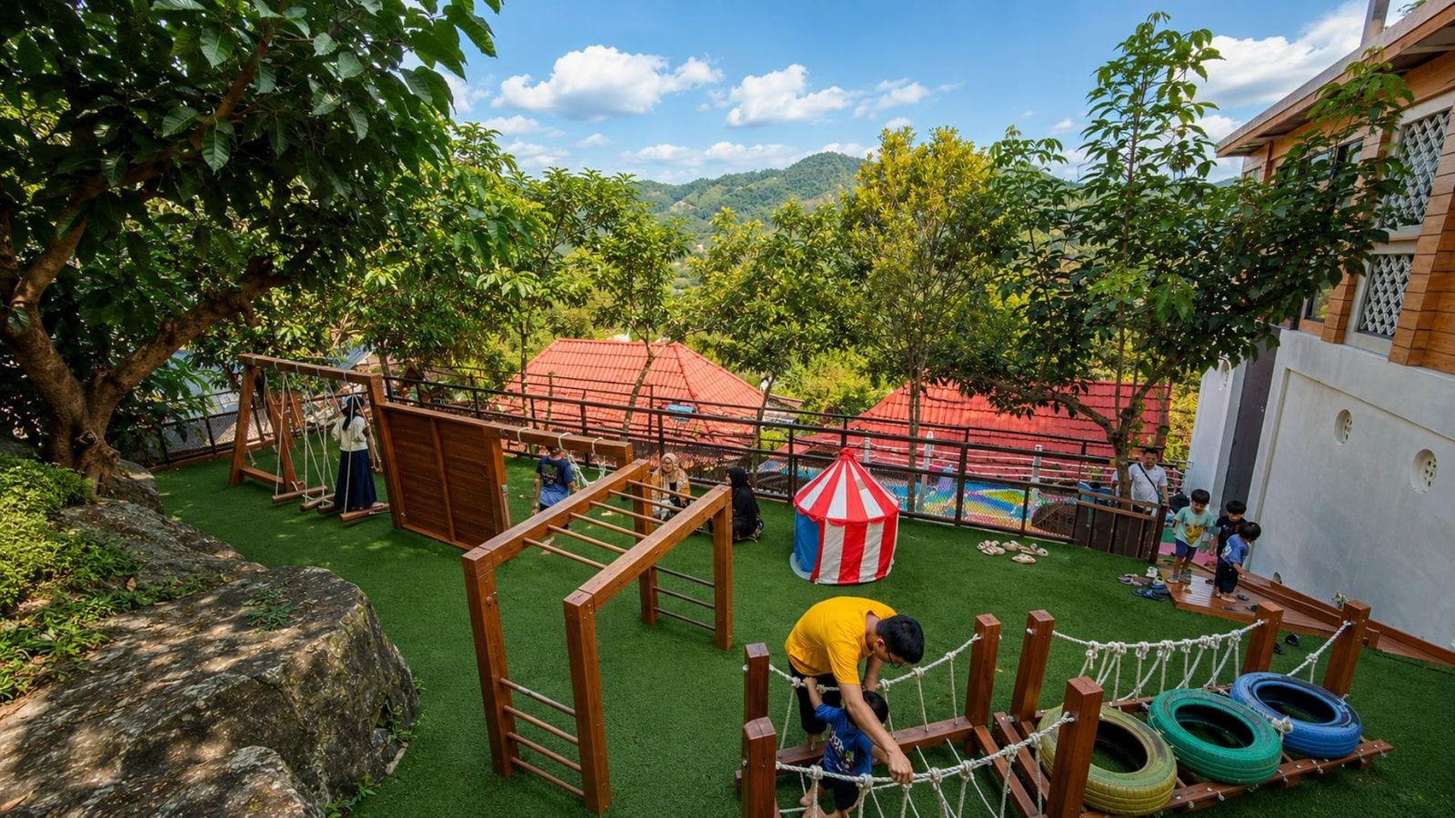 Suasana keluarga di area outdoor Kedai Bukit Rhema