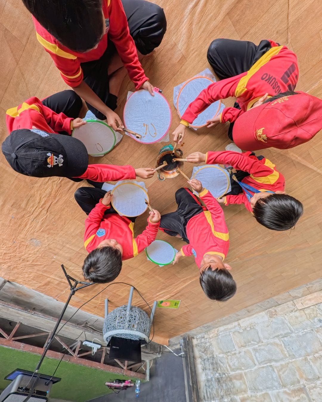 Proses mencanting pola batik di Kedai Bukit Rhema
