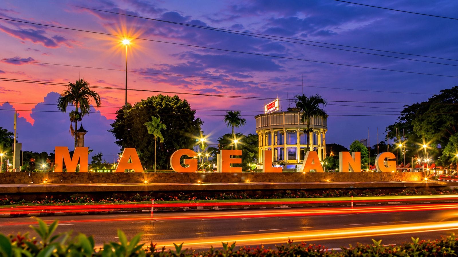 Tulisan ikon Magelang saat senja di jalur wisata