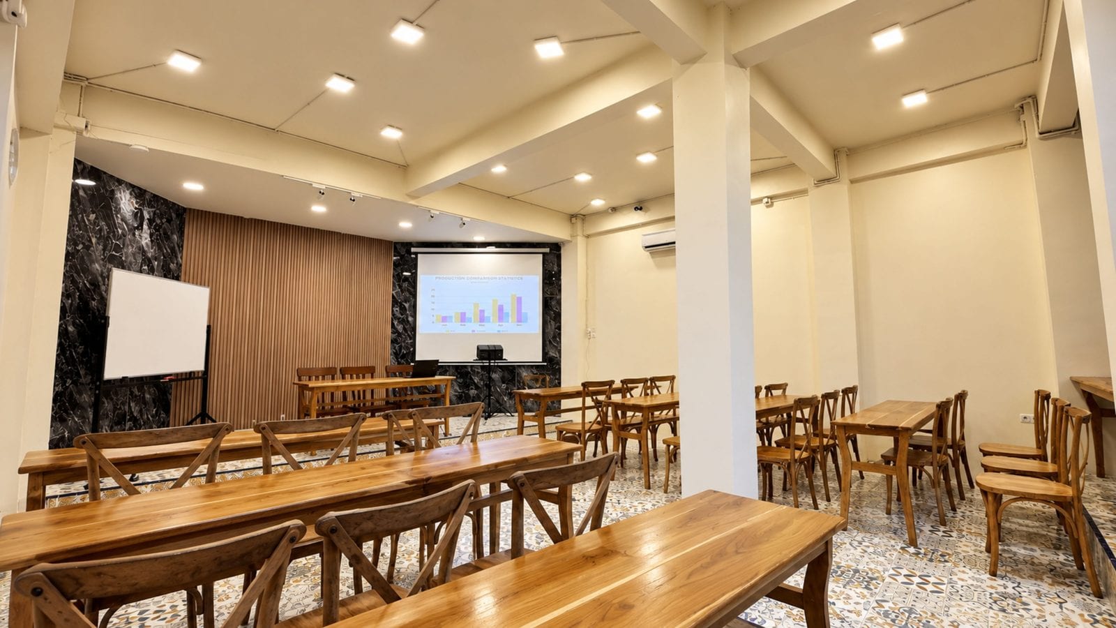 Ilustrasi ruang meeting setting kelas dengan meja kayu panjang dan layar di depan